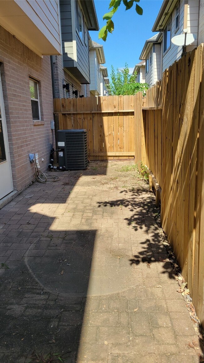 Building Photo - 218 Plaza Del Sol Park