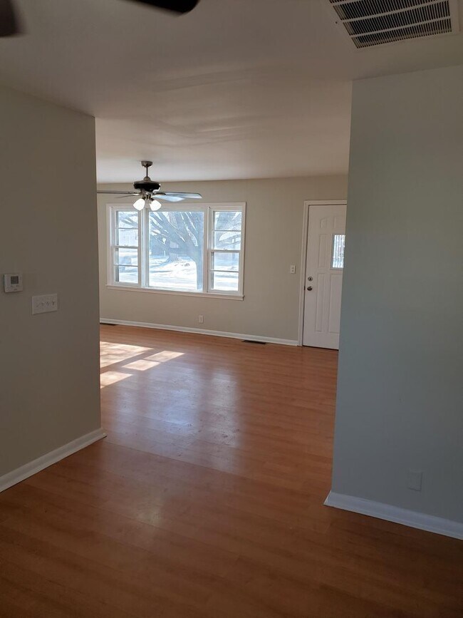 Building Photo - Like New 3 bedroom 1.5 bath  Ranch Near Kellogg and Rock