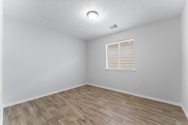 Building Photo - 5041 Willow Point Dr