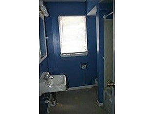 lower bathroom - 543-545 Walbridge Ave