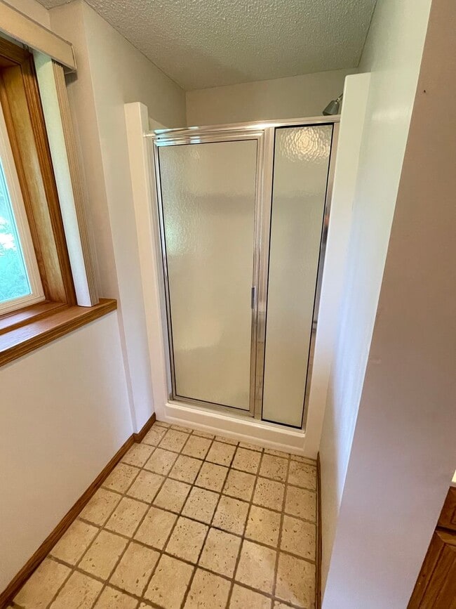Building Photo - AVAILABLE NOW - 4 Bed, 3.5 Bath Home in He...