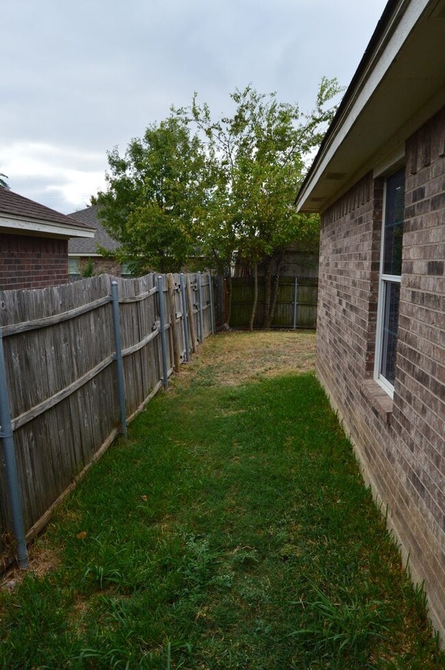 Building Photo - Updated 3-2-2 Home For Lease