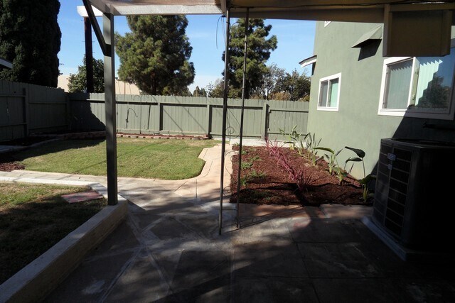 Building Photo - Spacious 6 Bedroom, 3 Bathroom, Single Fam...