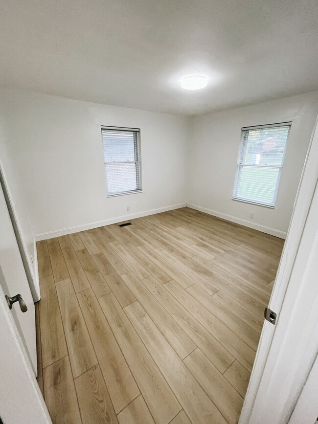 Building Photo - 862 Clematis Dr