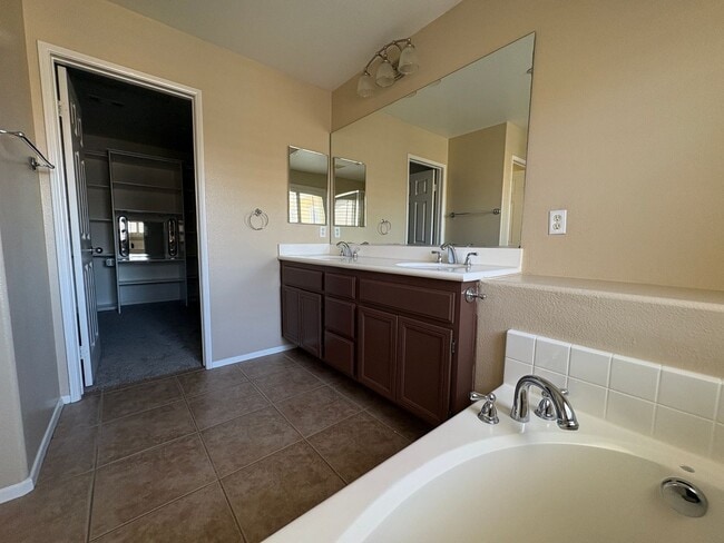 Building Photo - 3 bedroom, 2.5 bath Home located in the Gated College Lane Community in Redlands, CA