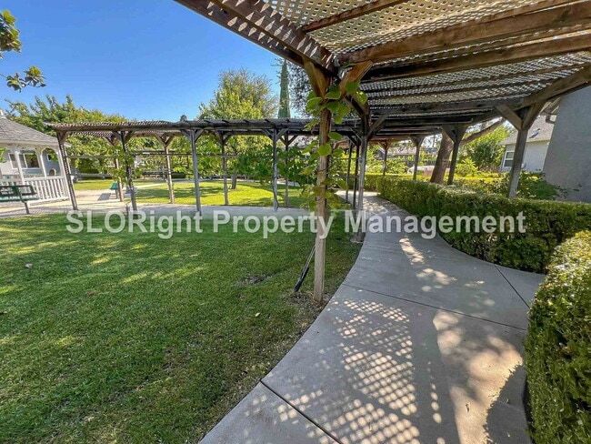 Building Photo - AVAILABLE NOW - Charming Atascadero Home - 2 Bed / 1 Bath