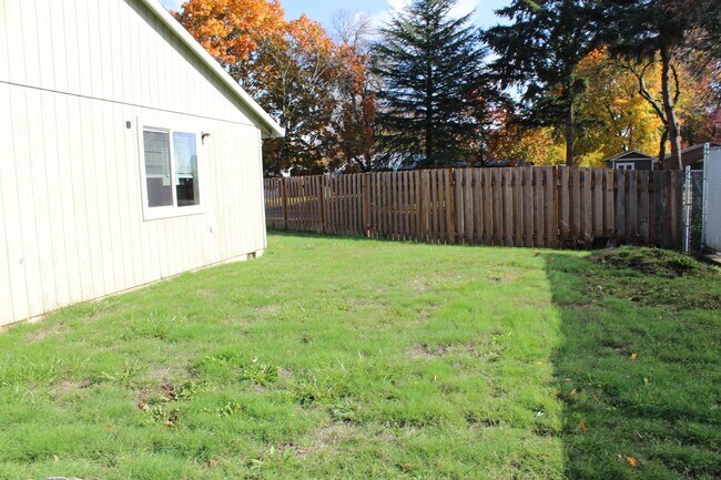 Building Photo - 4 bedroom 2 bath ranch house