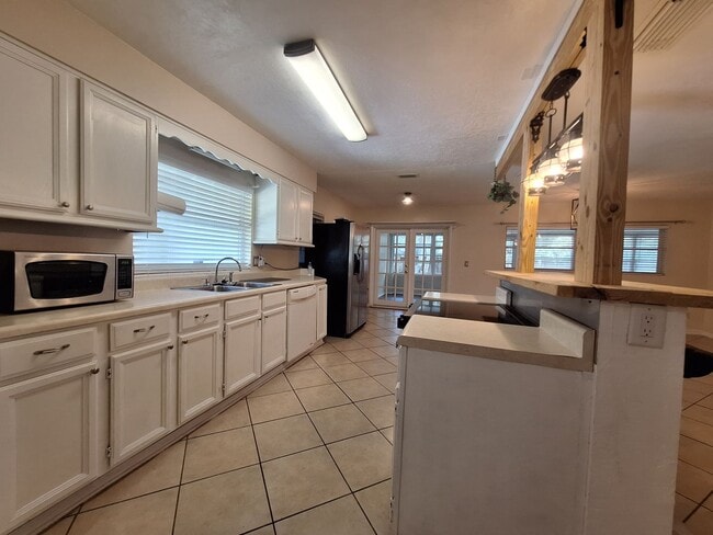 Building Photo - Stunning 4-Bedroom Home in Waterfront Esta...