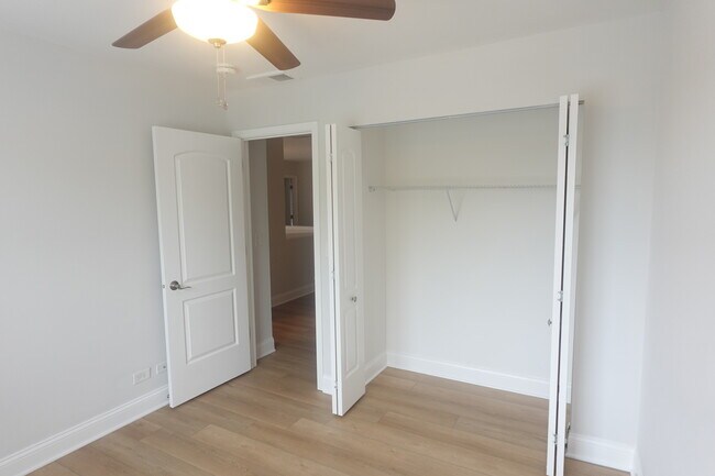 Building Photo - 337 S Arrowhead Ct