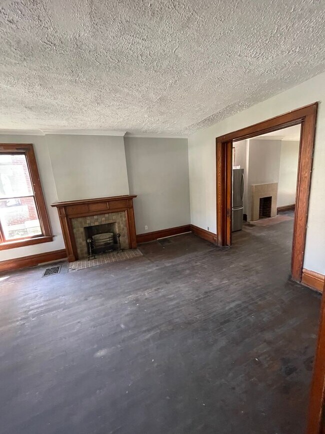 Building Photo - Large Brick 7 bedroom home.