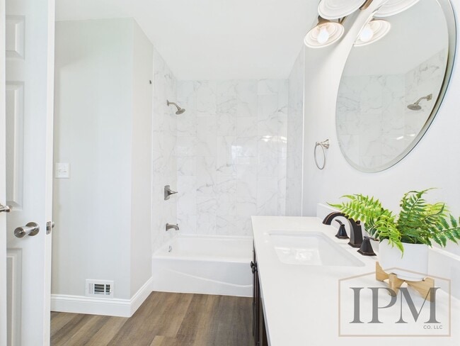 Building Photo - Available Now! Beautiful 3 Bedroom 2 Bath ...