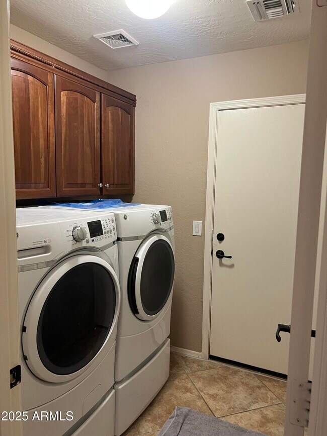 Building Photo - 35282 N Shorthorn Trail