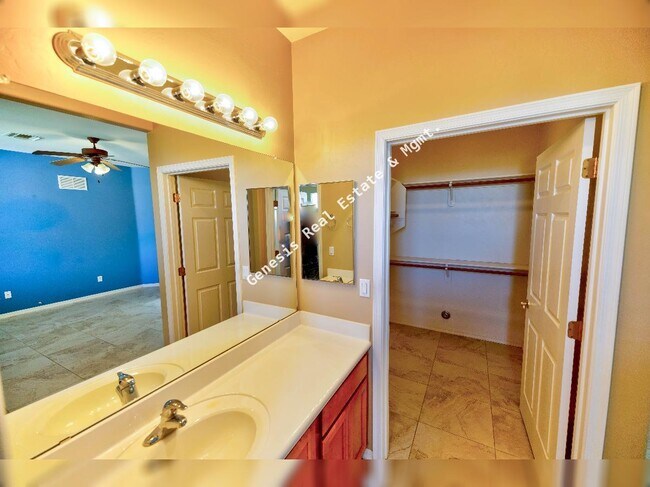 Building Photo - 606 W Woodfield Ct