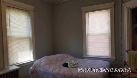 Building Photo - 208 Kelton St