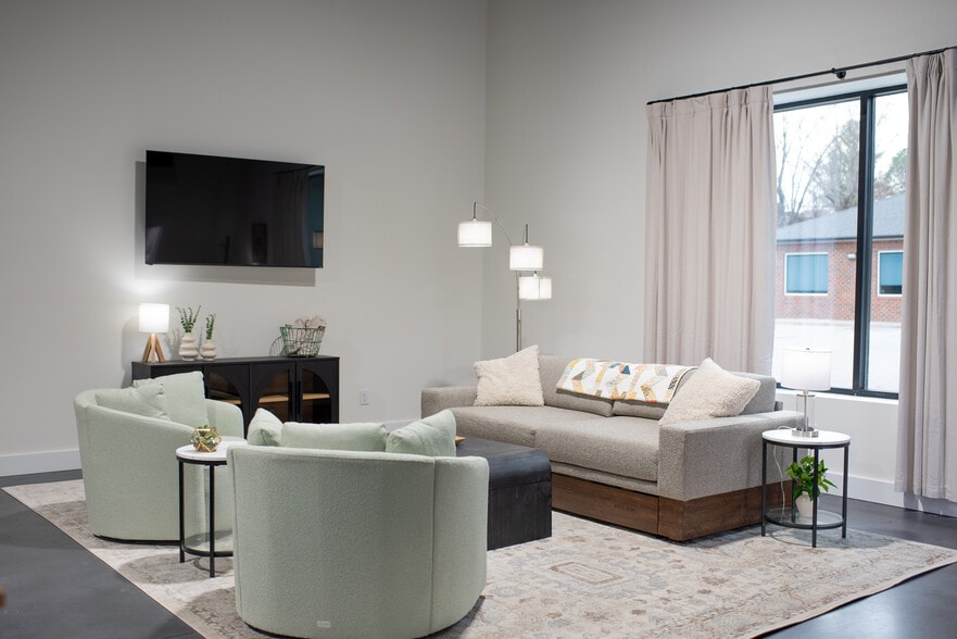 Building Photo - 804 N Moravian St