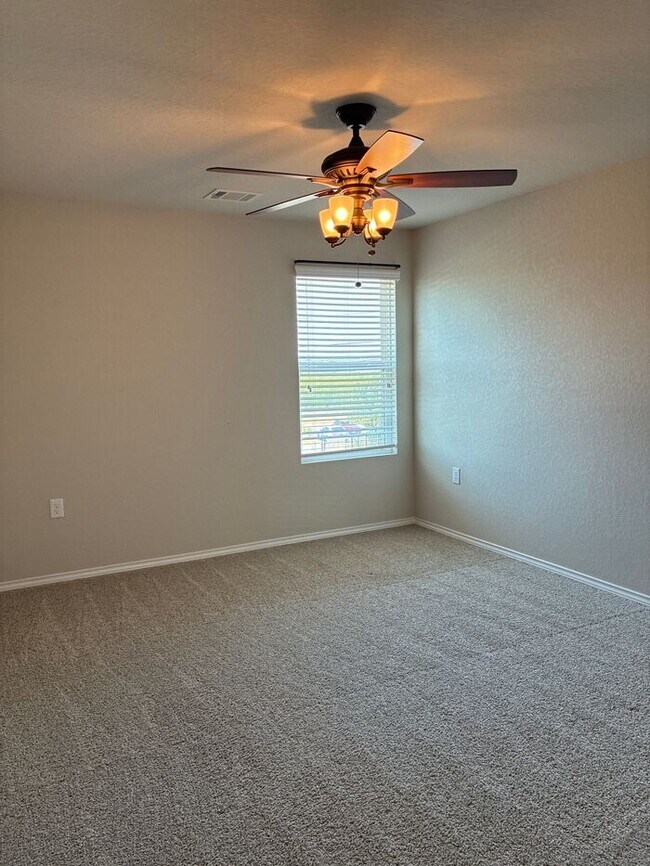 Building Photo - Charming 4 beds 2.5 baths in San Antonio!
