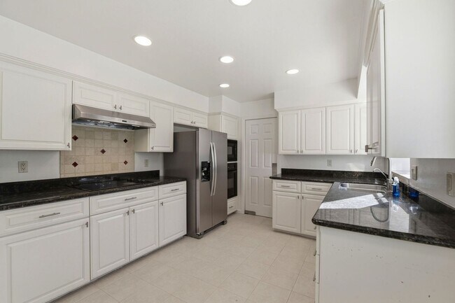 Building Photo - Move-In Ready Blossom Hill Gem – New Bathrooms and many upgrades!