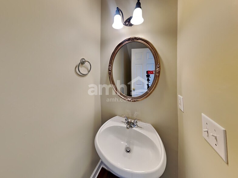 Building Photo - 1725 Woodland Pointe Dr