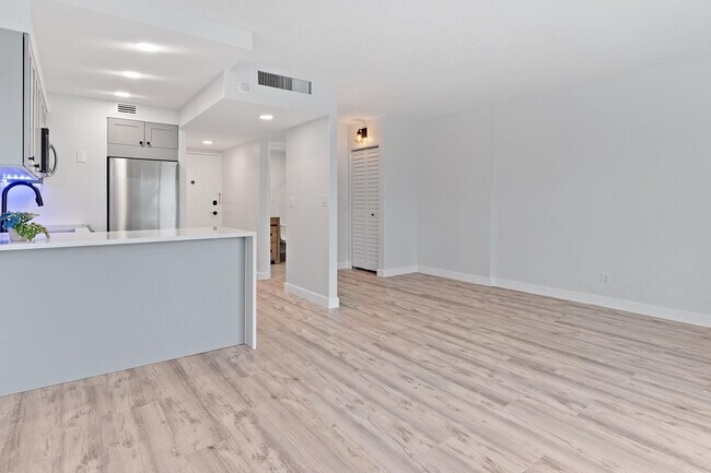 Building Photo - 2900 NE 30th St