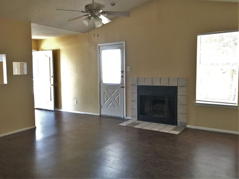Building Photo - 2107 Dickens Dr