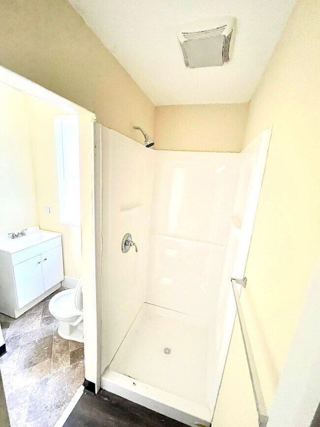 Building Photo - 1015 W Main St