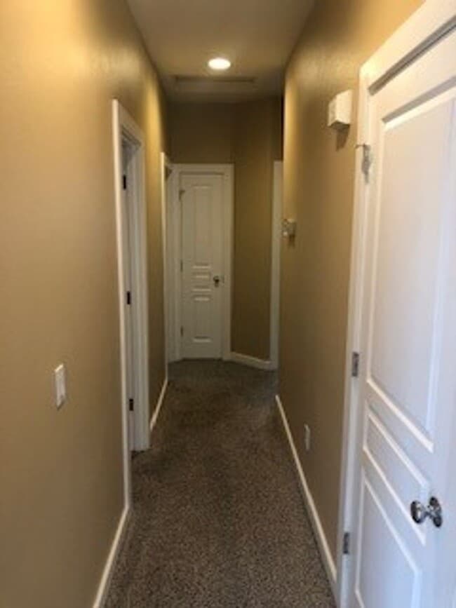 Building Photo - Three Bedroom Home in Albany