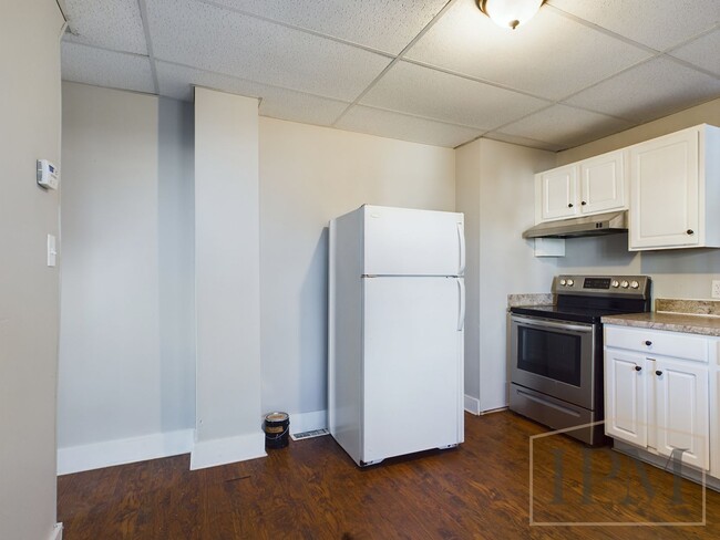 Building Photo - Available Now Newly Remodeled Cozy 3 Bedro...