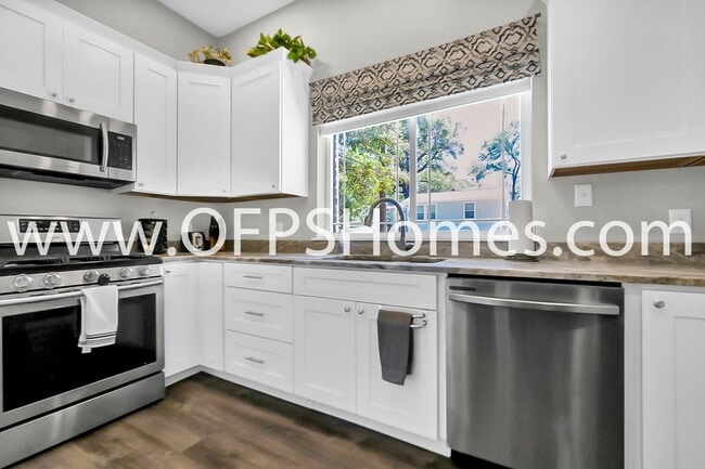 Building Photo - 712 Cypress Dr