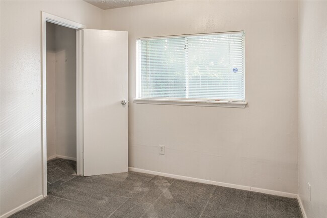 Building Photo - 10025 Rosbrook Dr