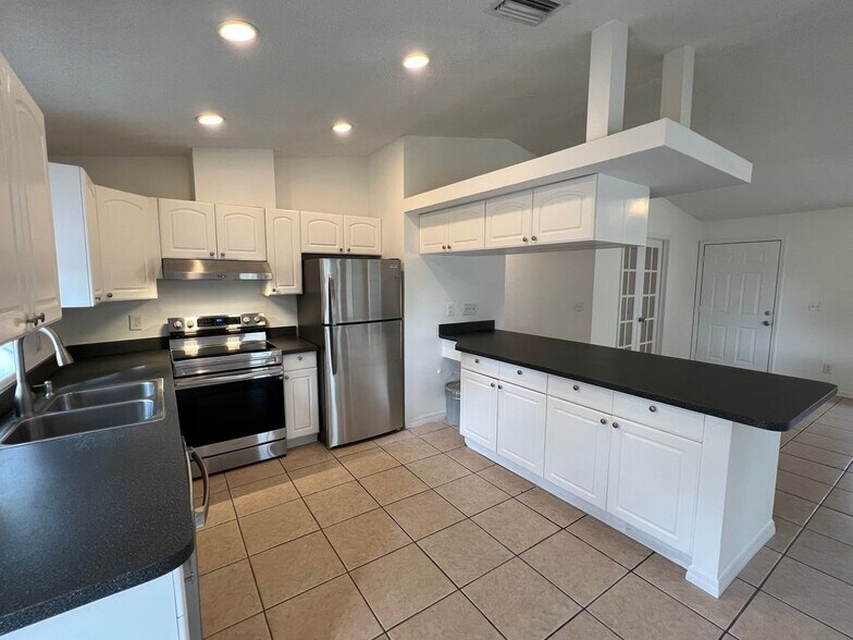 Building Photo - 2773 Cypress Dr