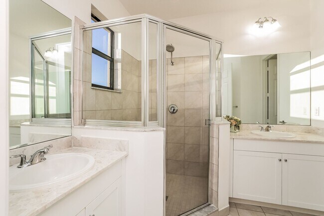 Building Photo - Annual rental - 3 bedroom / 2.5 bath - Fully furnished