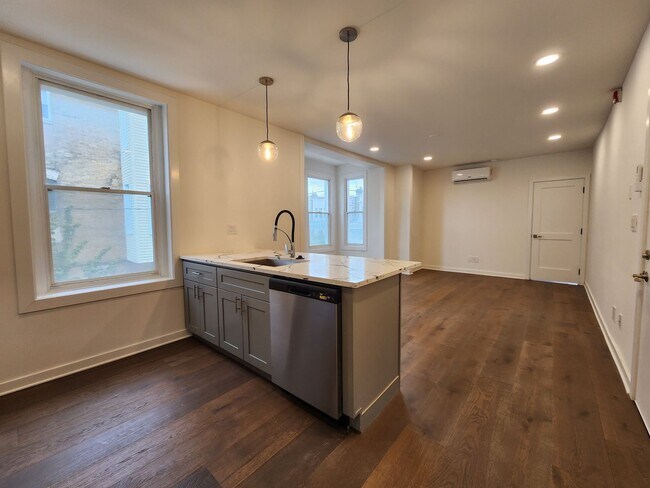 Building Photo - Beautiful 2 bedroom newly renovated unit available