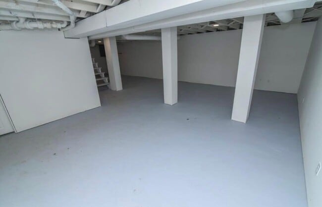 Building Photo - 5 Lake St