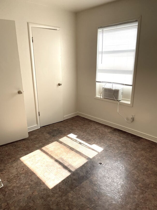Building Photo - Available Now 1 BR, 1 BA Duplex $700/mo