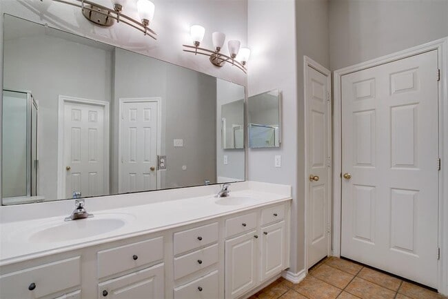 Building Photo - 12130 Piney Bend Dr