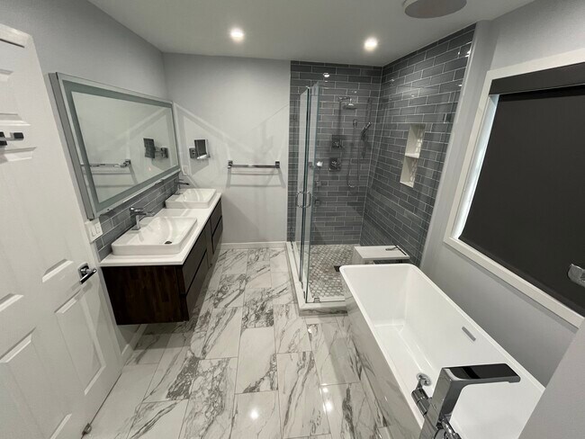 Building Photo - 6805 Millwood Rd