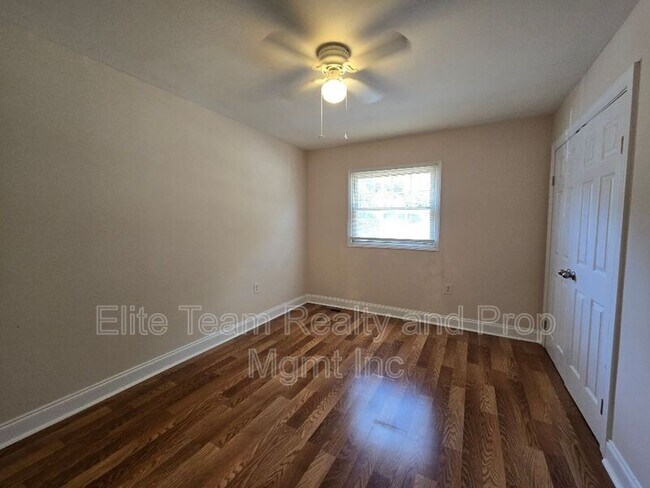 Building Photo - 1207 Green Oaks Ln