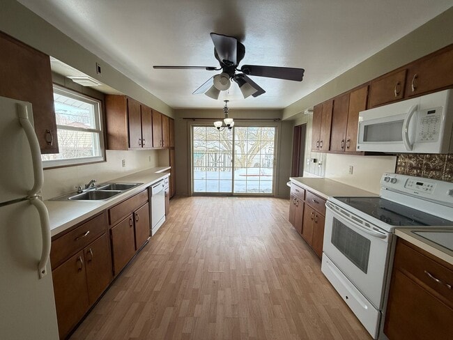 Building Photo - 404 E Bird-Charming single family home for rent in Vandercook Lake