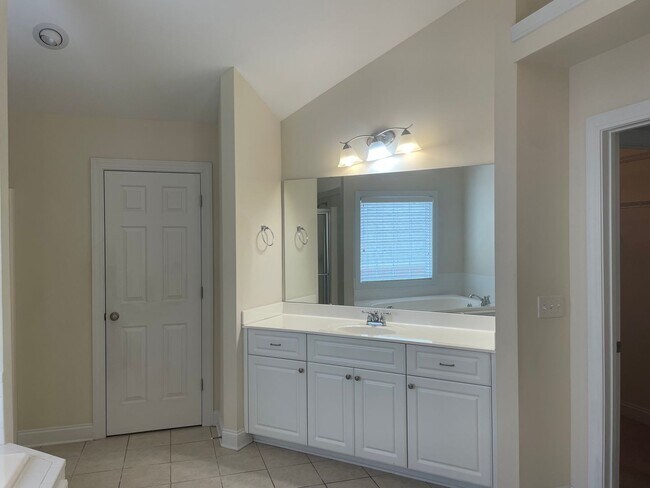 Building Photo - Outstanding Five Bedroom Three Full Bathro...