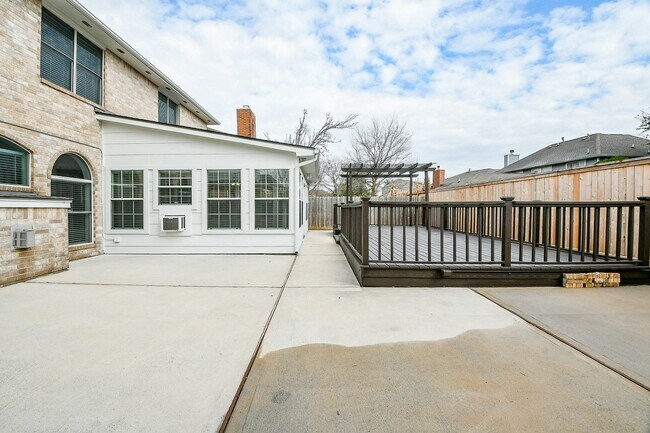 Building Photo - 815 Robins Way