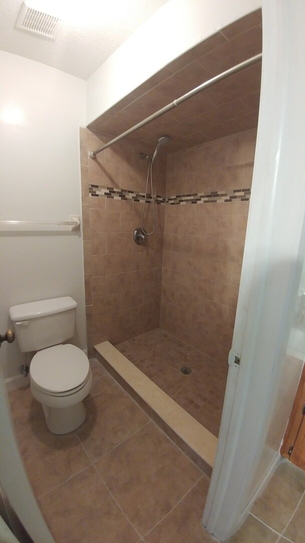 Building Photo - Newly Renovated Beautiful 2 Bedroom Home