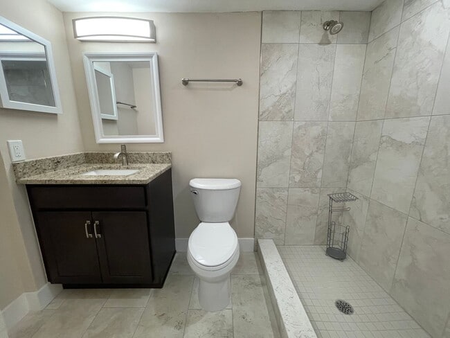 Building Photo - ANNUAL RENTAL -  1 BED / 1 BATH CONDO AT M...