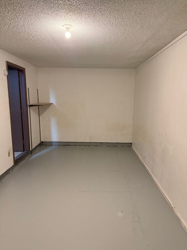 Building Photo - Spacious 2 bedroom/1 Bathroom End Unit Upstairs Condo.
