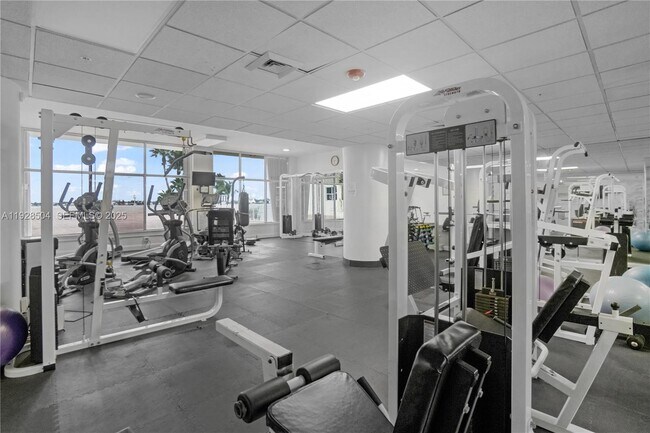 Building Photo - 10350 W Bay Harbor Dr