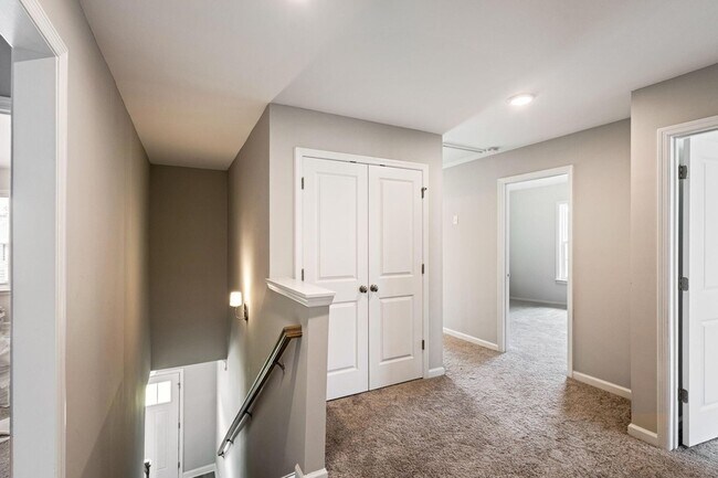 Building Photo - 3580 Hilltop Trl