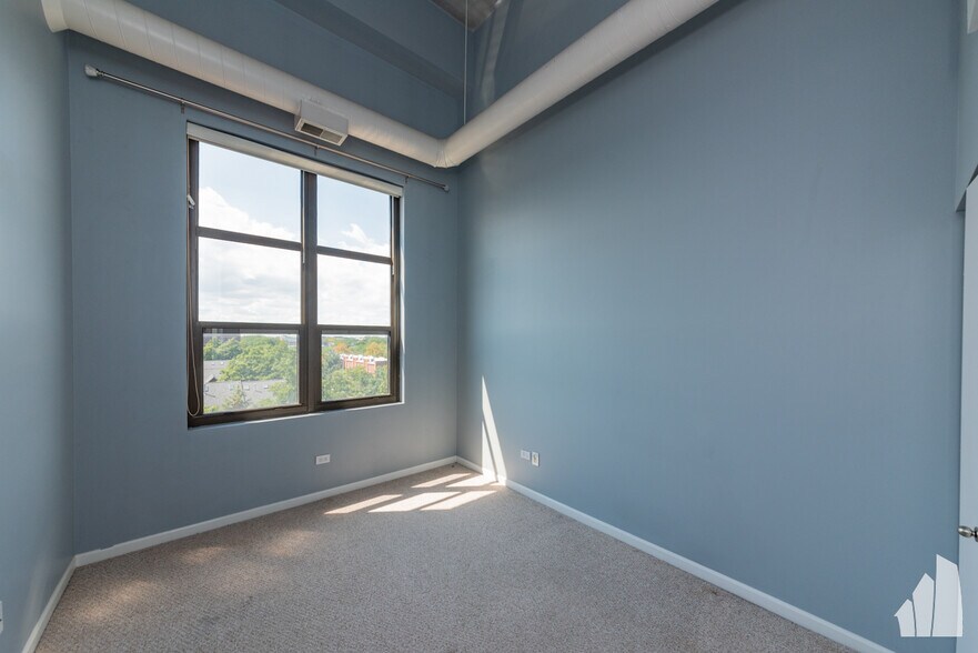 Building Photo - 1735 W Diversey Pkwy