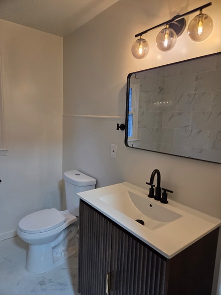 Building Photo - 1600 E 77th Terrace