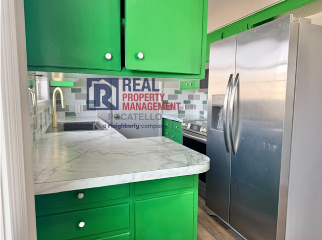 Building Photo - 5 bed 2 bath house - 1 car garage - pet friendly