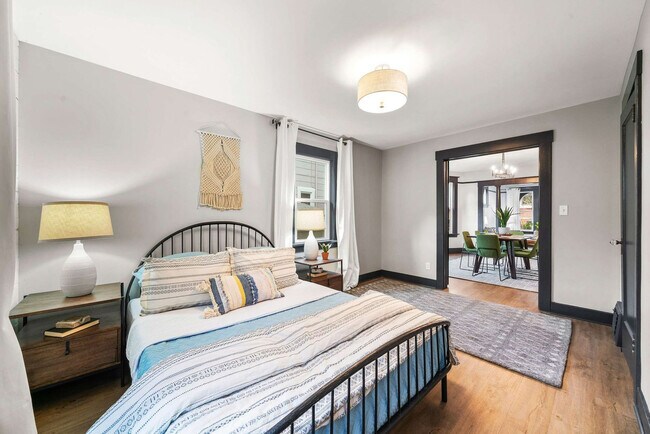 Building Photo - 3820 SE Belmont St