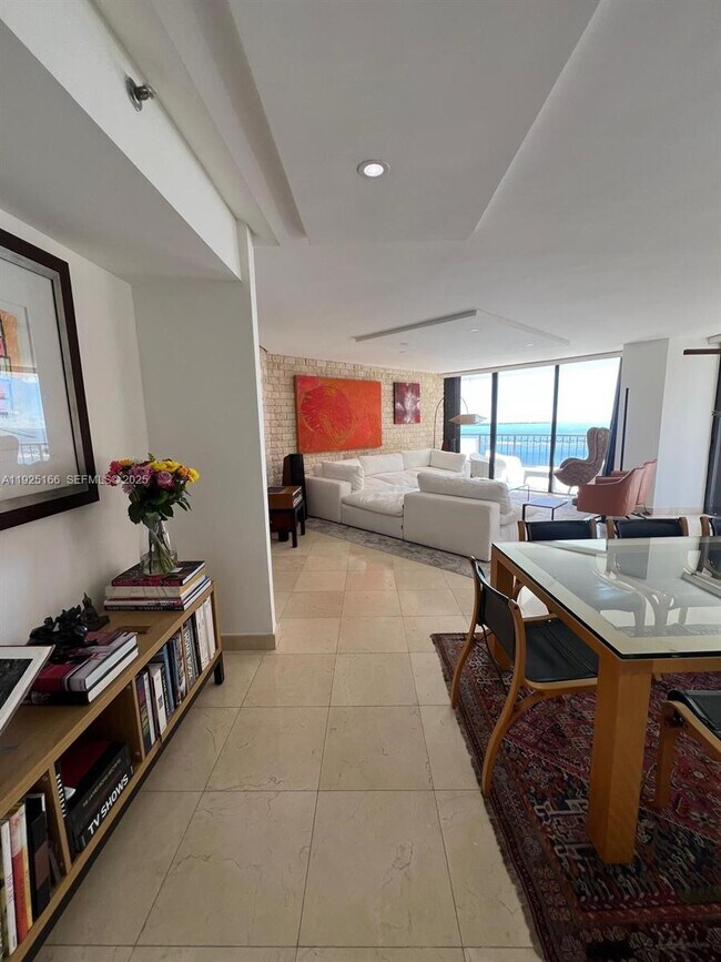 Building Photo - 1581 Brickell Ave